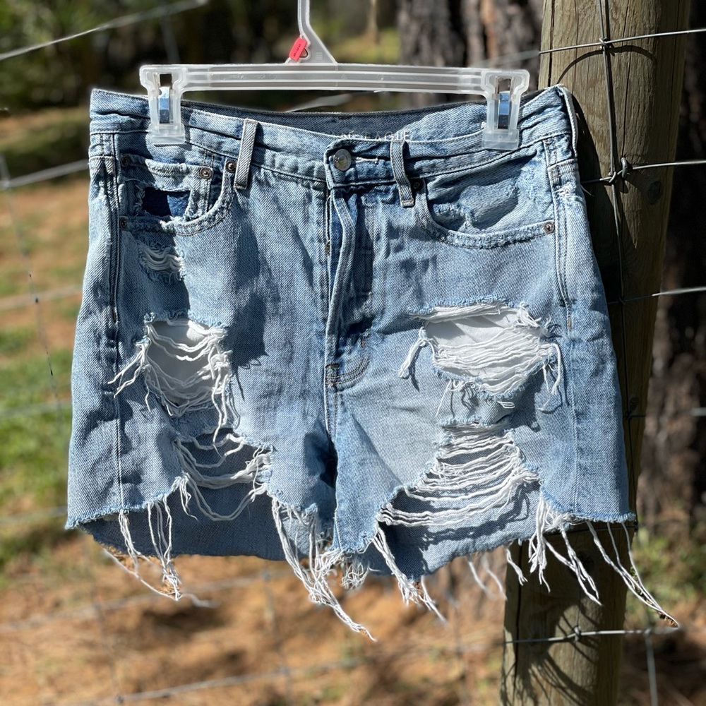 American eagle button up 90,s boyfriend short light wash size 6